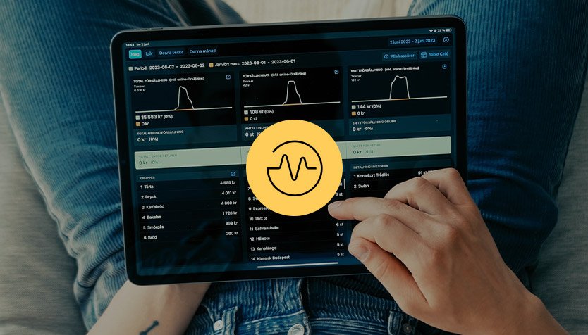 Person tittar på försäljningsdata på surfplatta i Yabies kassasystem