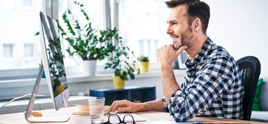 Man arbetar vid datorn