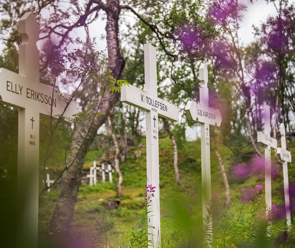 cross in a lush Rallar cemetery