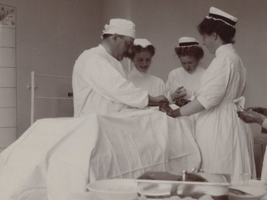 Doktor Samuel Hybbinette utför ett ingrepp, assisterad av systrarna, första hälften av 1900-talet.