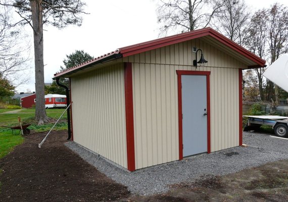 Small useful shed solution with red accents