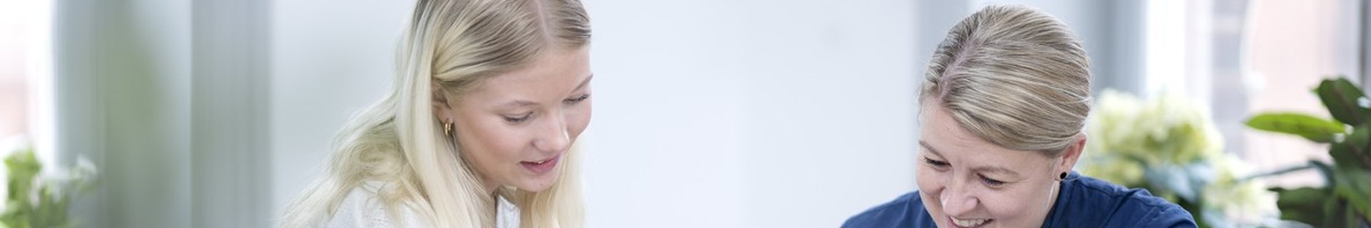 Två kvinnor samtalar