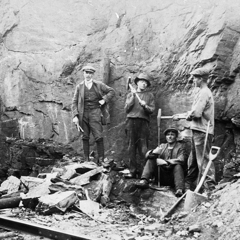 fyra rallare bygger markf&auml;sten f&ouml;r kontaktledningsstolpar p&aring; j&auml;rnv&auml;gen 1913 i Bj&ouml;rkliden