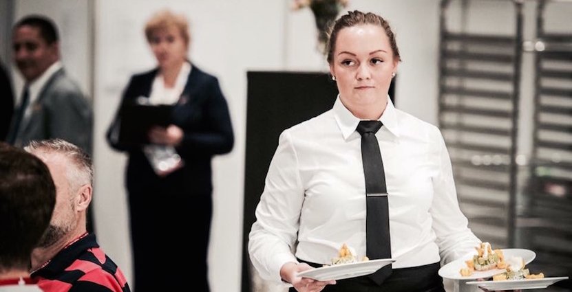 Sofie Langkjaer representerar Sverige i servering. 