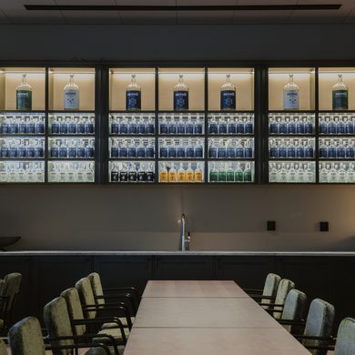 Konferenslokalen Gin Studion. På bilden syns flertalet ginflaskor uppställda på rad i flera hyllor.