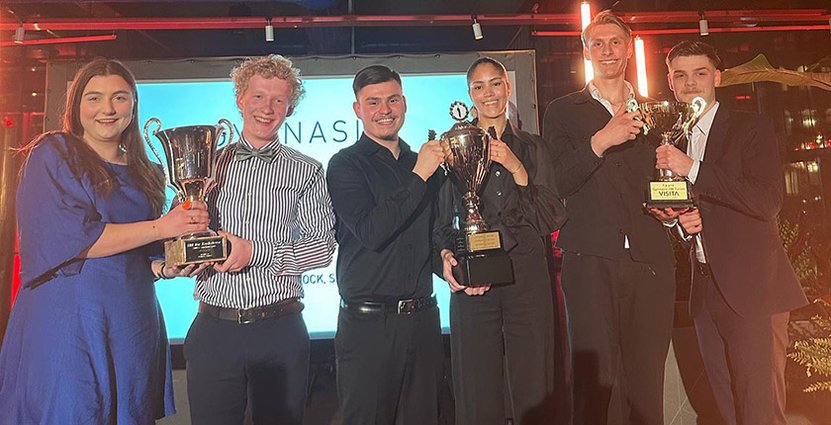Årets vinnare - i mitten syns Henry Chuprunov, och Nicole Njie 