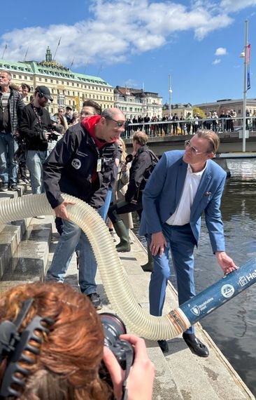 Heba sätter ut laxfiskar i Stockholms ström