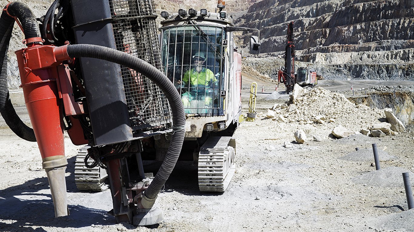 <p>INSERSA在Proyecto Riotinto矿区使用了6台Pantera DP1500i钻机，月均钻探长度约55,000米。</p>
