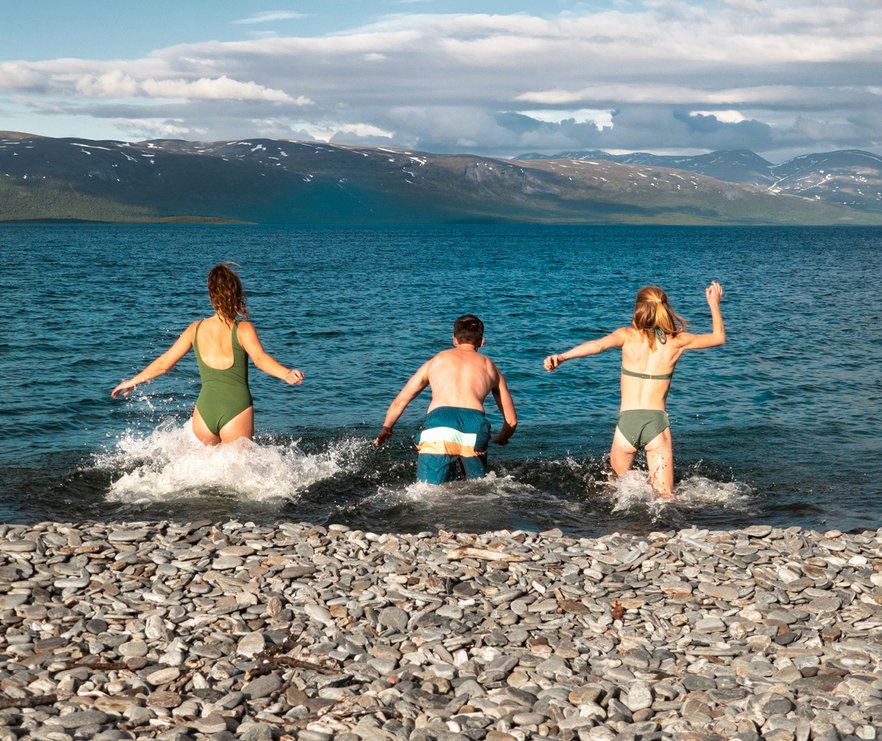 tre v&auml;nner springer ned i Tornetr&auml;sk en sommardag