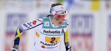 Kvinnlig längdskidåkare som tävlar