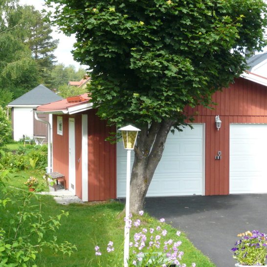 2-door garage with side pedestrian door