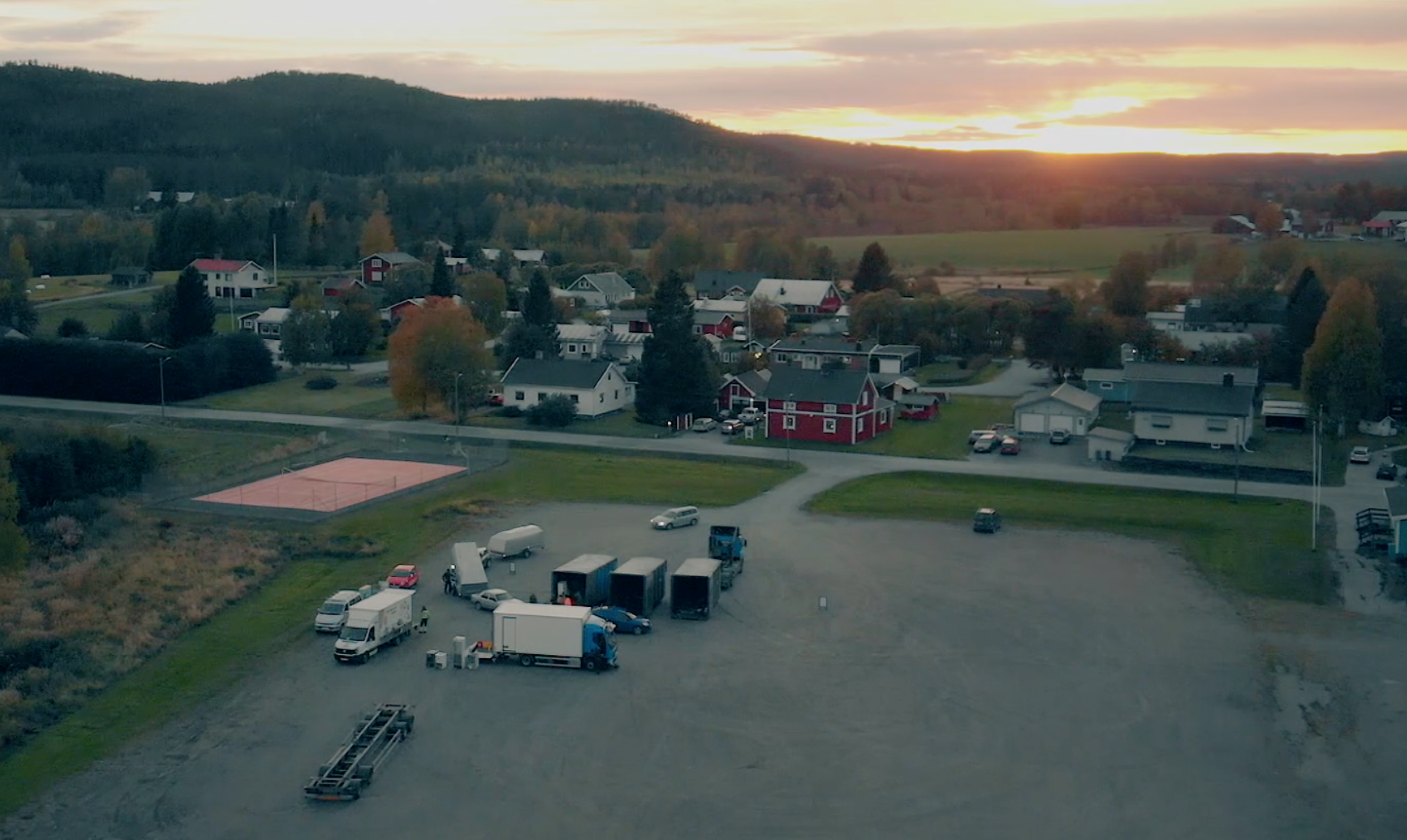 Dr&ouml;narbild av den mobila &aring;tervinningscentralen p&aring; bes&ouml;k i en by.