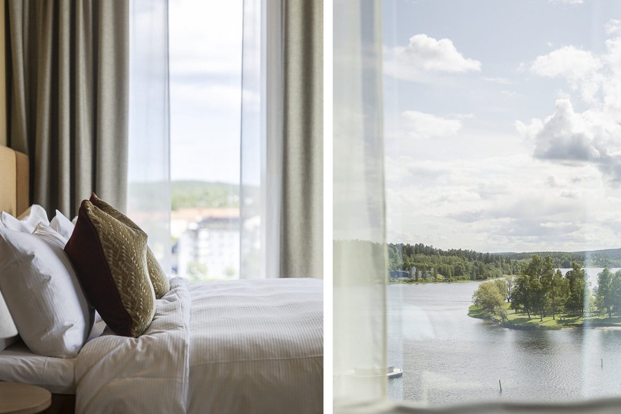 S&auml;ng med dekorkuddar och utsikten fr&aring;n ett superiorrum