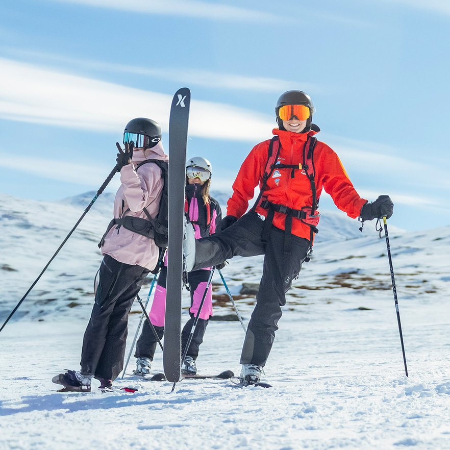 tv&aring; elever och en guide g&ouml;r en rolig pose under en lektion med stora leenden en solig dag