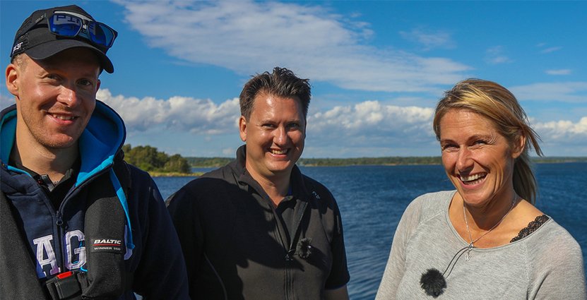 Erica Johansson är ny programledare för reseprogrammet Gone Camping. Här filear hon gädda tillsammans med två fiskeguider. Foto: Pressbild