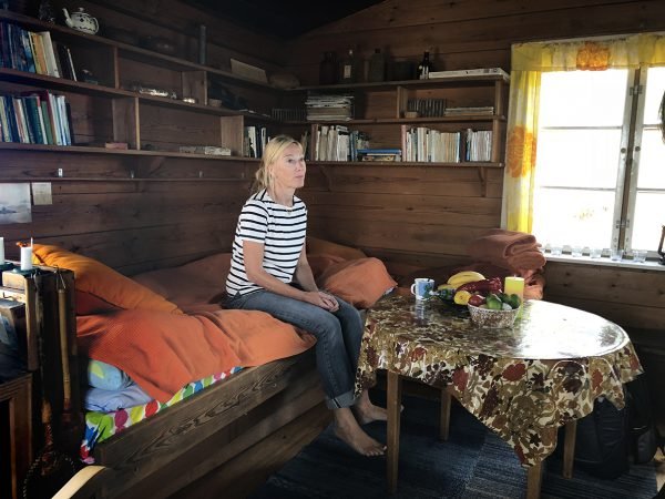 Sophia Jansson sitter på Toves säng