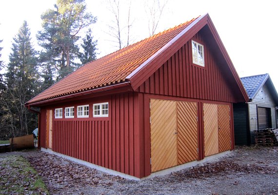 Unique barn style high ceiling garage