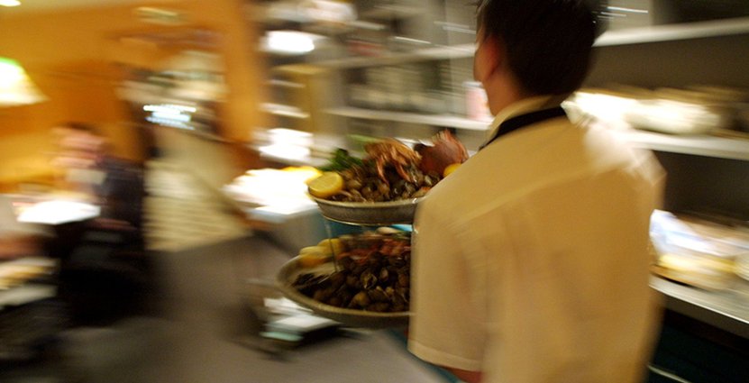 Höjda kostnader gör att restauranher och hotell väntar med att nyanställa. 