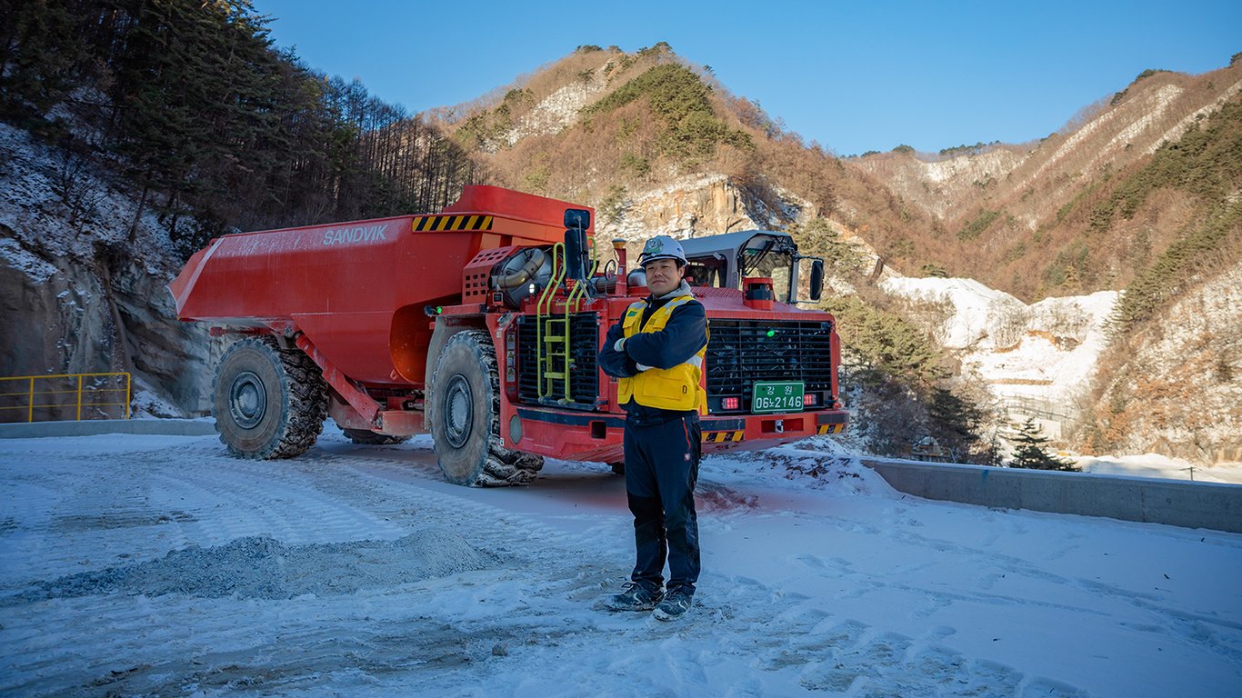 <p>Jeon Young Jun, Automation operator,<br />
standing in front of the Sandvik TH545i AutoMine truck at SheongShin Minefield (SSMF).</p>
