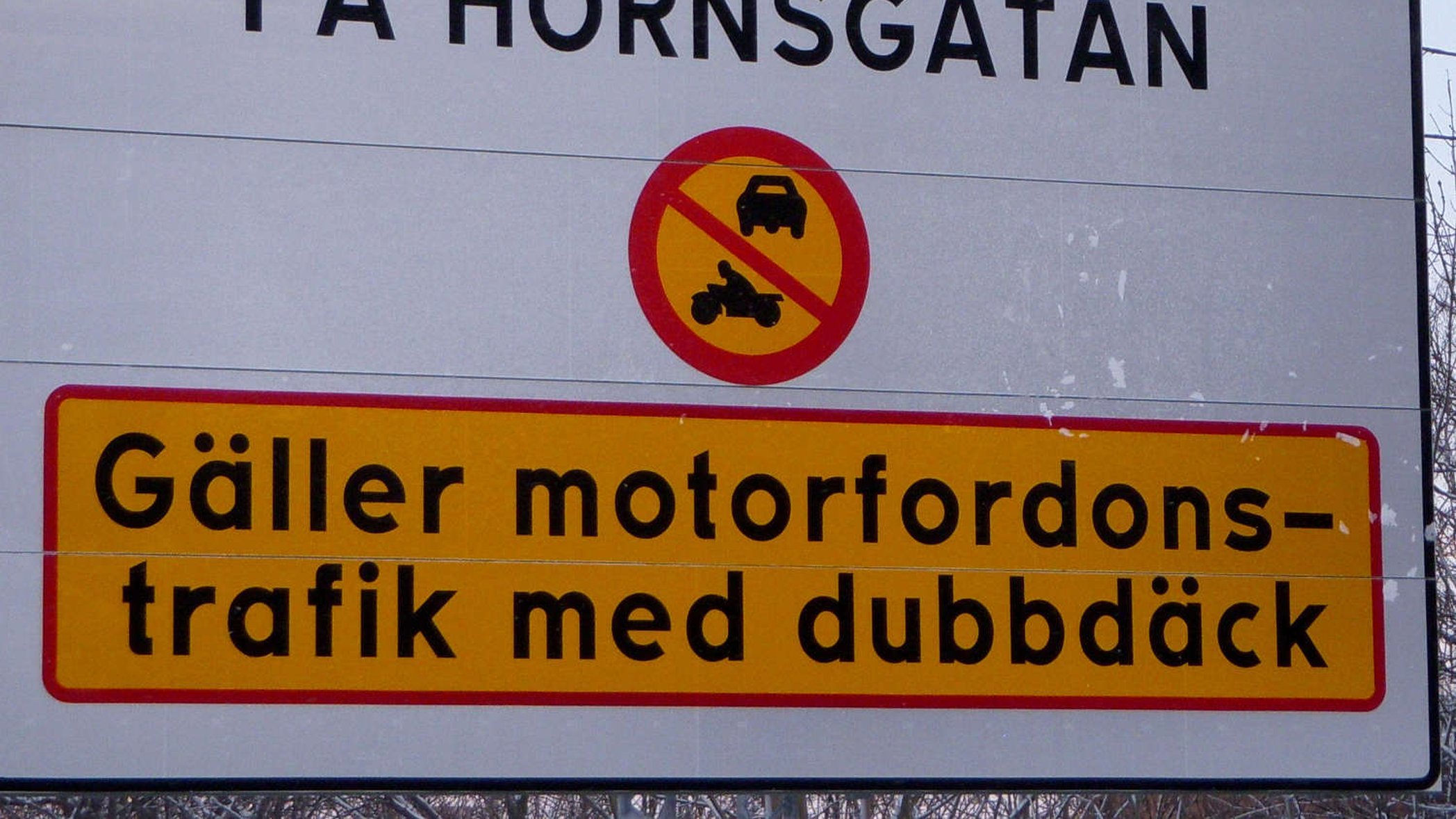 Dubbdäcksförbud infördes på Hornsgatan i Stockholm för att minska utsläppen av partiklar längs gatan. By Holger.Ellgaard (Own work) [CC BY-SA 3.0 (http://creativecommons.org/licenses/by-sa/3.0)], via Wikimedia Commons