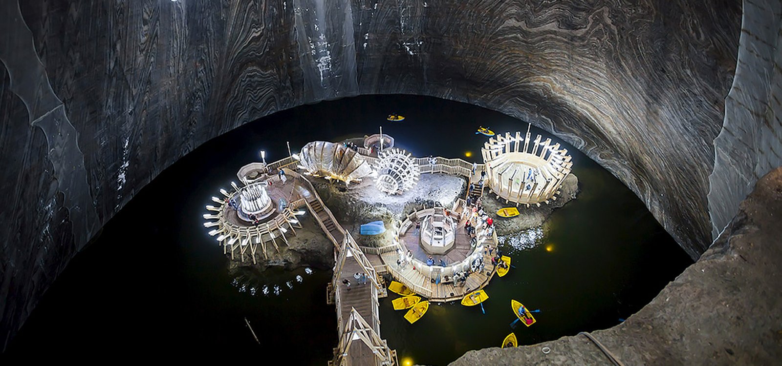 <p>Na mina Salina Turda, na Romênia, há um lago subterrâneo onde os visitantes podem passear em barcos a remos.</p>
