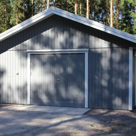 Enkelgarage med slagport