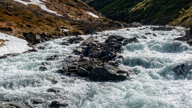 Flowing meltwater on the trail up to the bare mountain between Nuolja and Gohpascorru