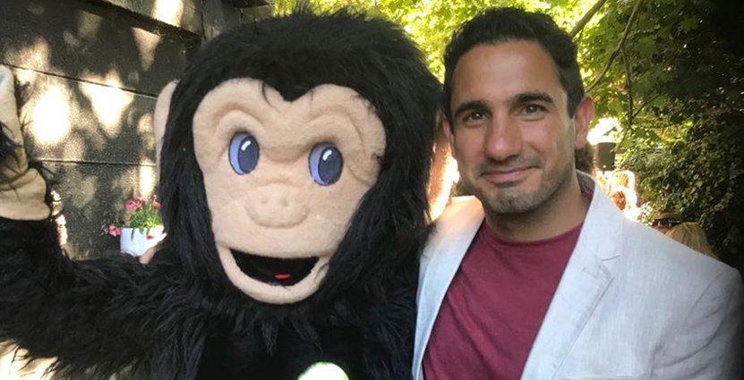 Minister Ardalan Shekalari och schimpansen från Furuvik. Foto: Frida Ganshed