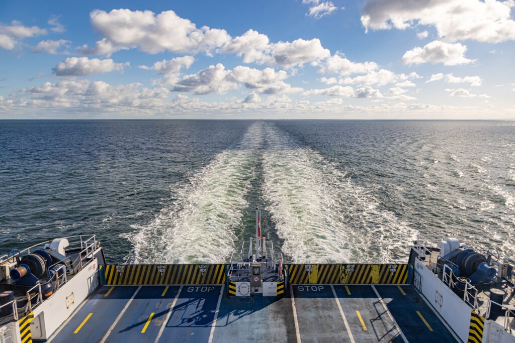 fartyg svallvågor bildäck horisont