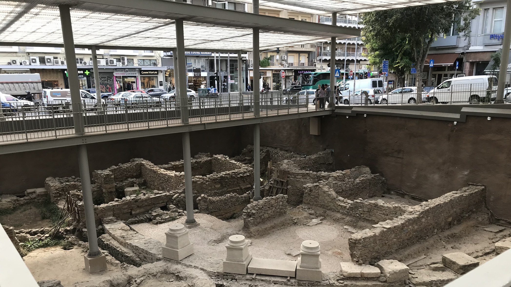 Vid stationen Hagias Sophia syns rester av den rundade avslutningen på ett torg med kolonner från 500-talet e.Kr. Inunder påträffades bostadshus med mosaiker från 200-talet e.Kr. Torget ersattes i sin tur av verkstäder och butiker (de fyrkantiga rummen mitt i bild) under perioden 900–1200 e.Kr.Foto: Allan Klynne