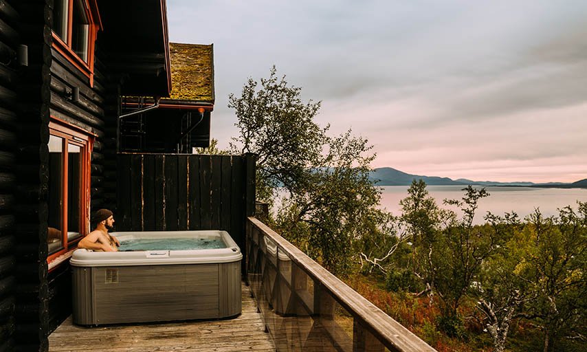 Solhyllan i Björkliden jacuzzi och altan