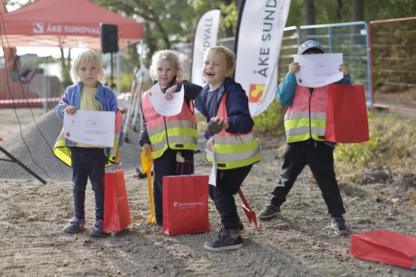 Åke Sundvall tar ett första spadtag för hyresrätterna i Klockelund