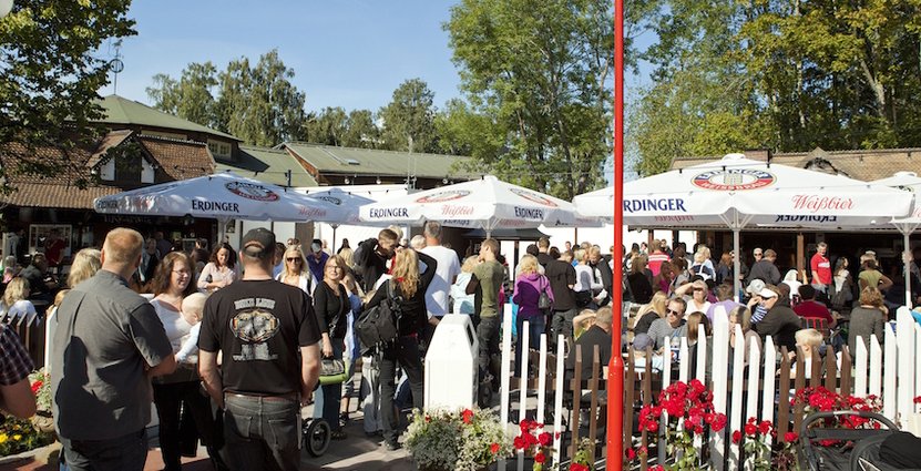 Den stora mängden besökare ställer stora krav på restaurangpersonalen, där det råder brist på kockar. 