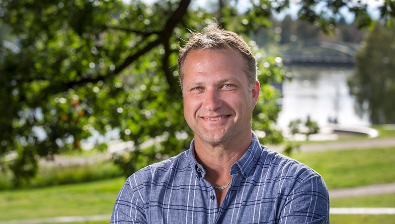 Niclas Lundqvist är platschef på bageriet i Bredbyn.