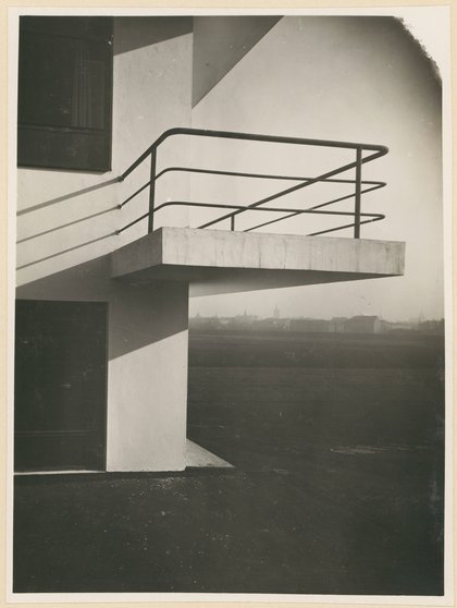 Lucia Moholy, Architekt: Walter Gropius, Bauhaus-Gebäude Dessau (1925-1926), Balkon am Ateliergebäude, 1926, Bauhaus-Archiv Berlin.