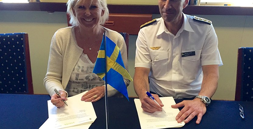 Möttes under Almedalsveckan. Eva Östling och överbefälhavare Micael Bydén skriver under på samarbete. 