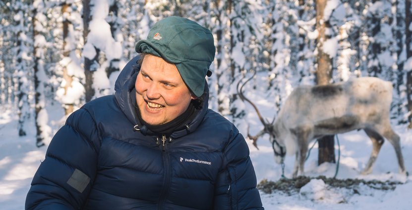 “Det är roligt och stimulerande med alla frågor och intressanta samtal som skänker eftertanke”, säger Mattias Jonsson om att informera turister om den samiska kulturen. Foto: Privat