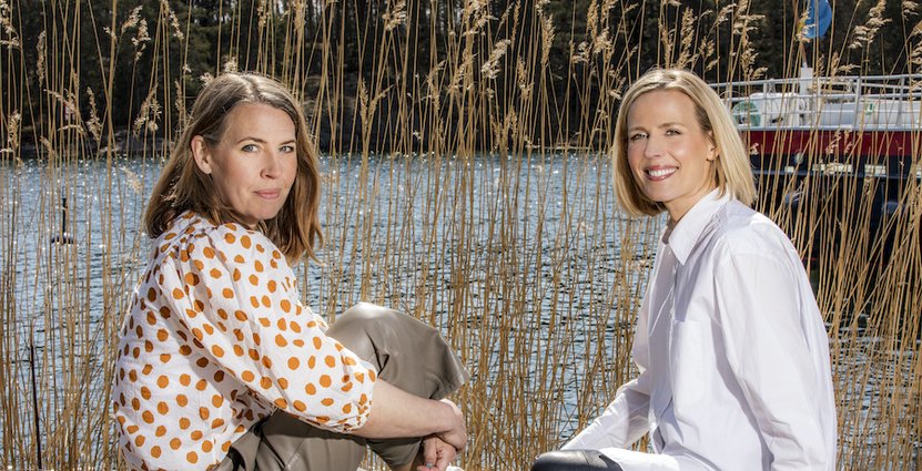 Systrarna Madeleine Brehmer och Caroline Cederblad slår upp portarna för det nyrenoverade Smådalarö Gård Hotell & Spa. Foto: Janne Danielsson