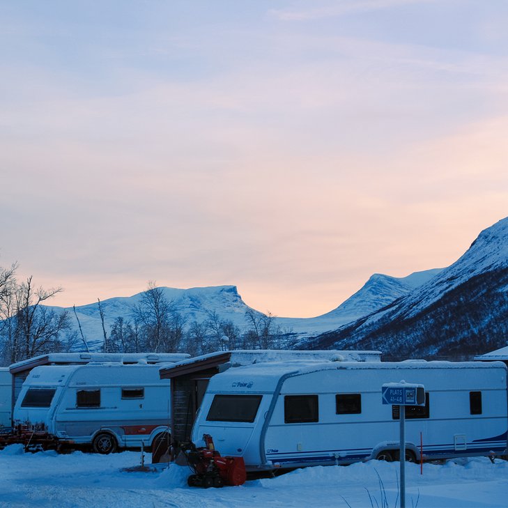 campingen i skymningen med lapporten i bakgrunden