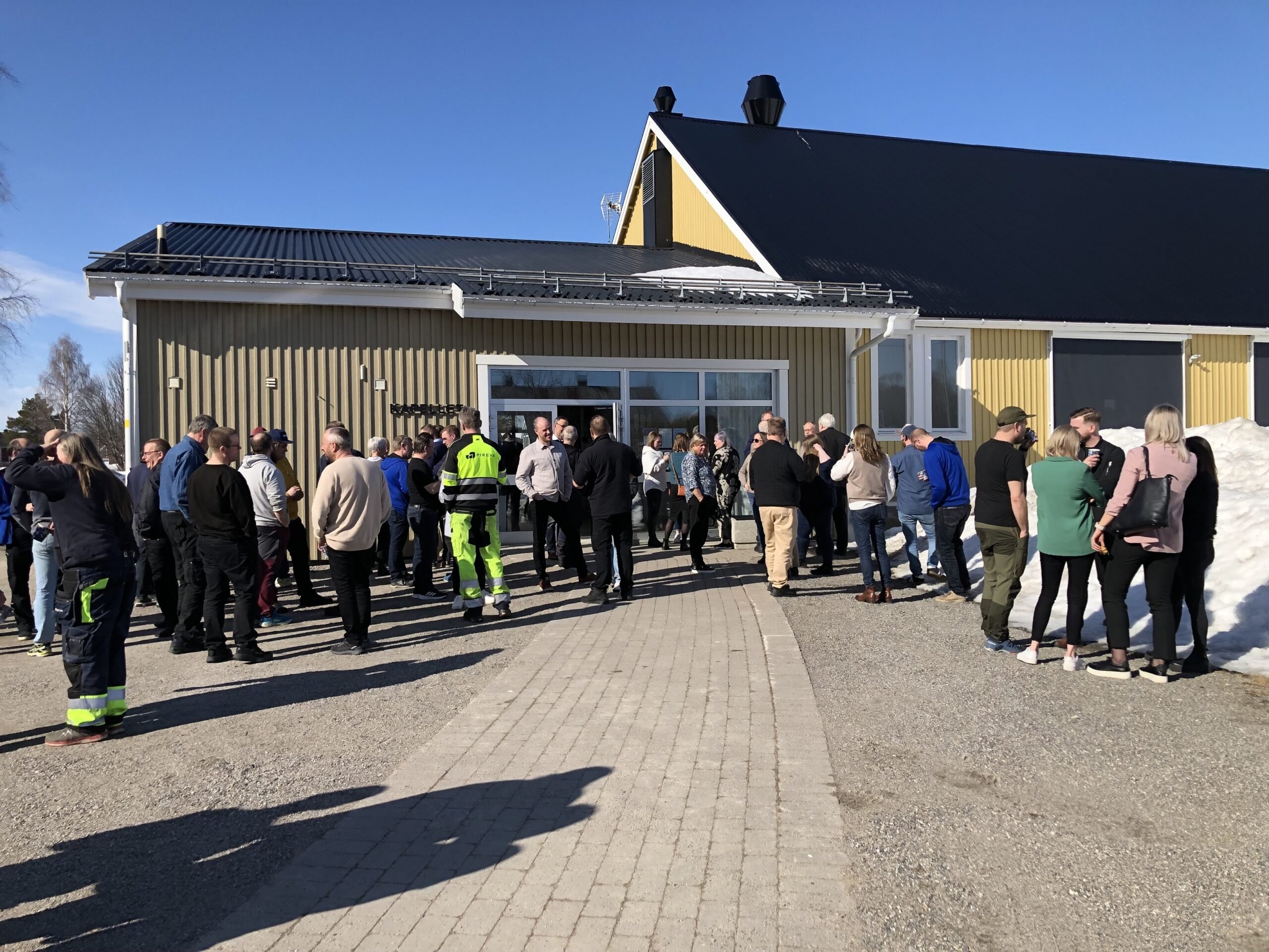 Personal fr&aring;n Pireva utanf&ouml;r kapellet p&aring; Storstrand.