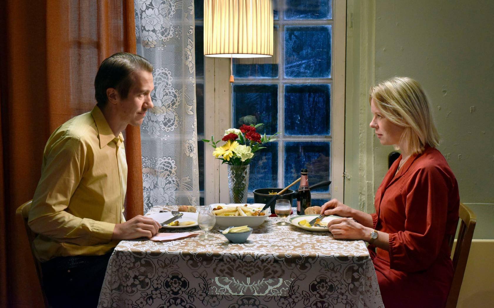 Jussi Vatanen and Alma Poysti in Fallen Leaves.