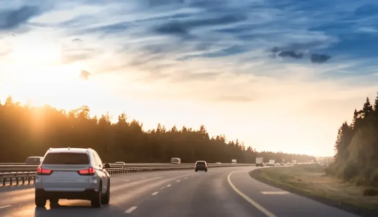 Autot ajavat moottoritiellä Suomessa.
