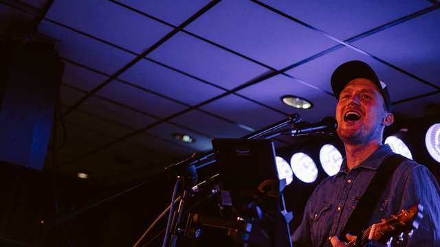 trubadur som spelar livemusik