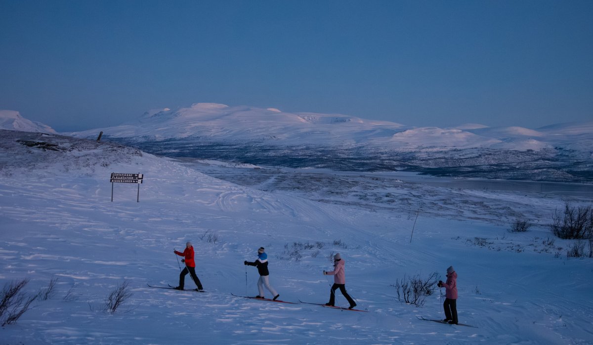 guidad tur p&aring; turskidor en polarnattsmorgon
