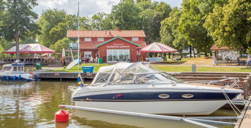 En plats för snurrande båtturism sommartid är Sundbyholms gästhamn vid Mälaren. Foto: Pierre Pocs 