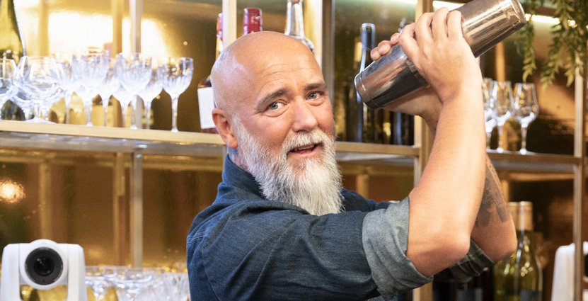 Daniel Meyn testar drinkar en timme innan en inspelning av Första dejten. Foto: Karolina Wessman