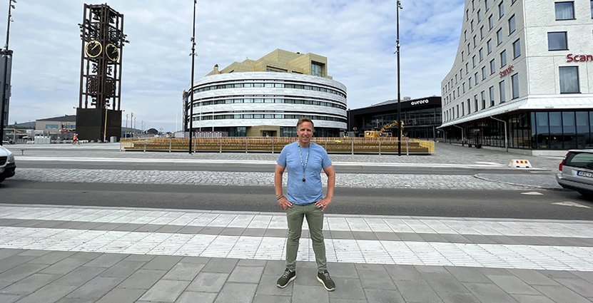 Peter Salomonsson framför Kirunas nya stadstorg 