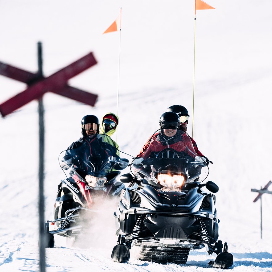 tv&aring; par p&aring; sn&ouml;skotertur