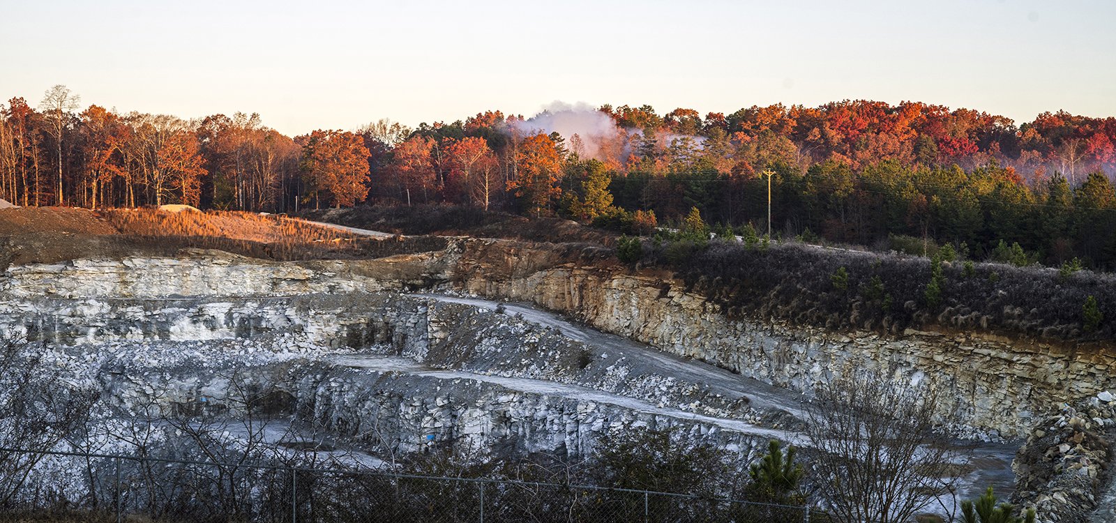 La carrière extrait du granit bleu, la roche officielle de l’État de Caroline du Sud. 