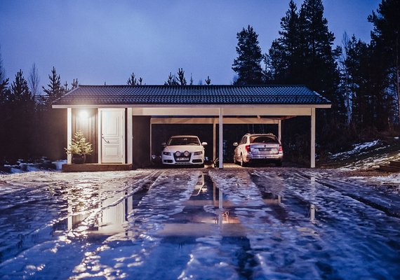 Carport med litet förråd